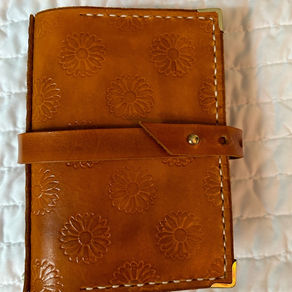 Pocket TN- brand new brown leather, silver hardware, embossed daisies:)